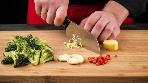 теплый салат из бурого риса с брокколи