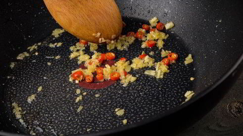 теплый салат из бурого риса с брокколи