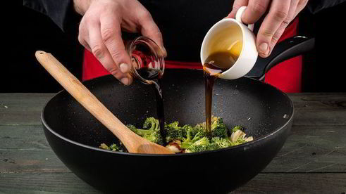 теплый салат из бурого риса с брокколи