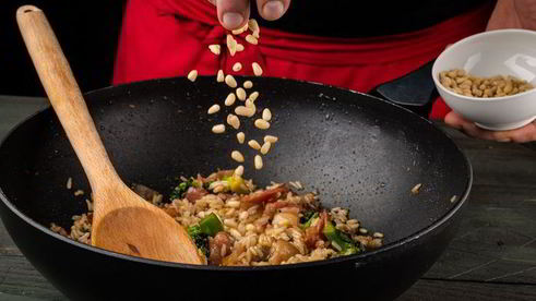 теплый салат из бурого риса с брокколи