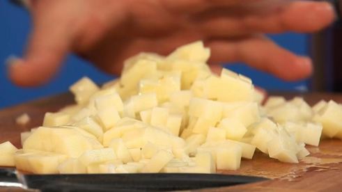 теплый салат из трески с картофелем