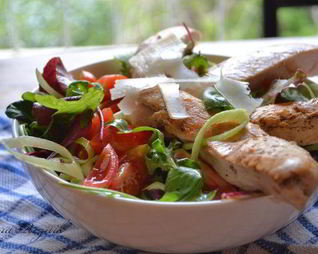 Теплый салат с курицей и пармезаном