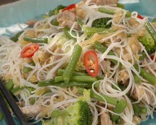 Теплый салат со свининой