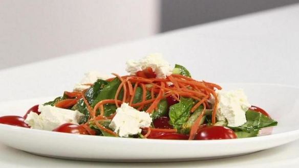 Рецепт Витаминный салат из шпината с козьим сыром