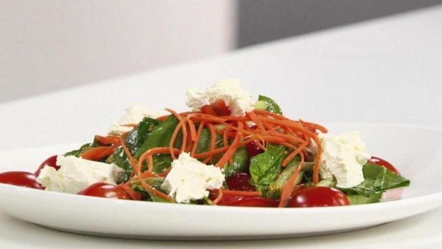 Рецепт витаминный салат из шпината с козьим сыром