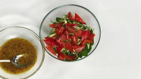 витаминный салат из шпината с козьим сыром