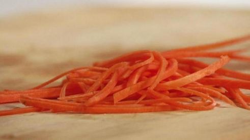 витаминный салат из шпината с козьим сыром