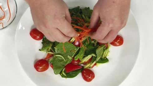 витаминный салат из шпината с козьим сыром