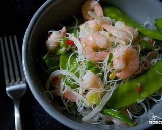 Вьетнамский салат с лапшой и креветками