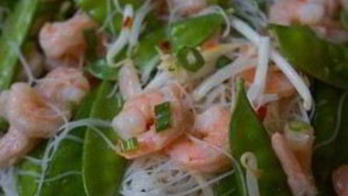 вьетнамский салат с лапшой и креветками