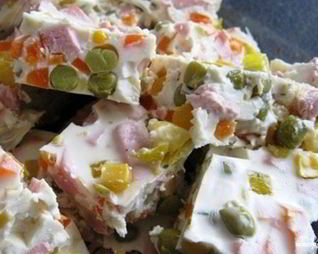 Желейный салат с яйцами и овощами