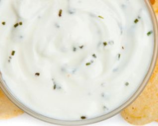 Белый соус с травами и чипсы