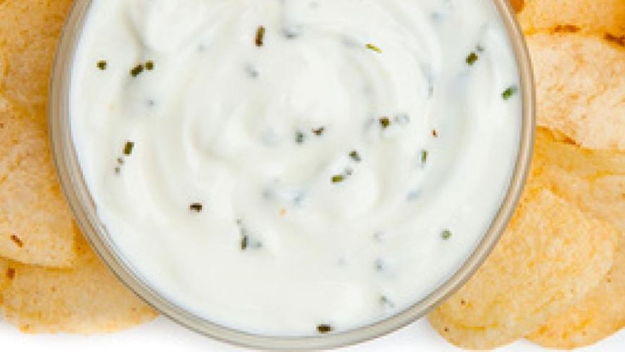 Рецепт белый соус с травами и чипсы