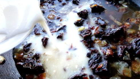 сливочный соус с черносливом