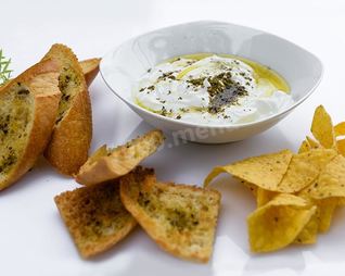 Соус из сливочного сыра с иссопом