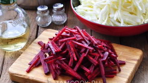 борщ со свеклой и свежей капустой