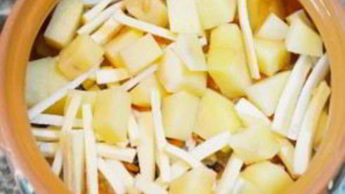 борщ в горшочке