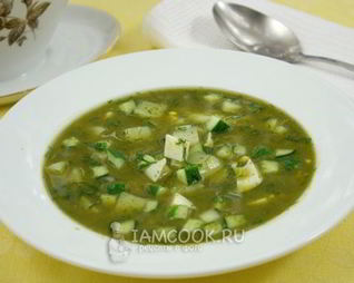 Холодный зеленый борщ с огурцами