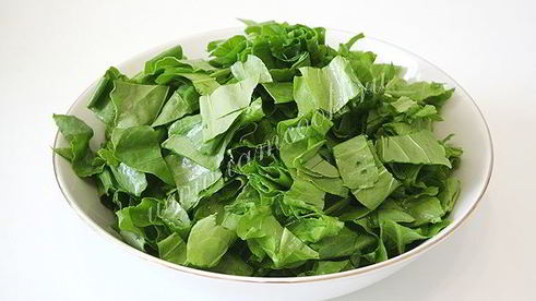 холодный зеленый борщ с огурцами