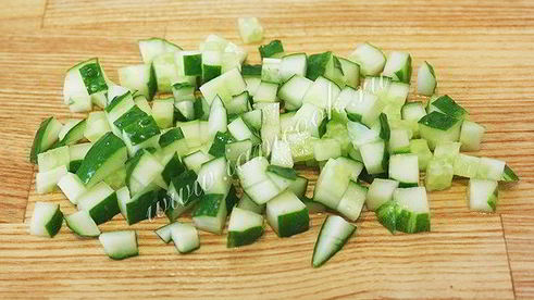 холодный зеленый борщ с огурцами