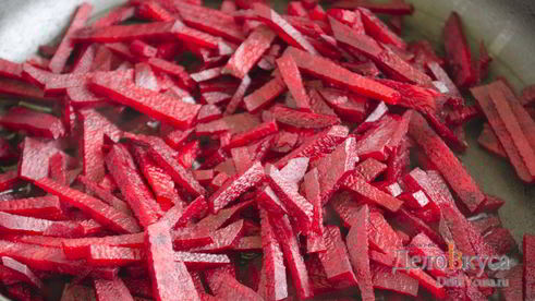 красный украинский борщ со свеклой