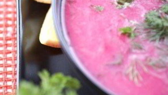 Рецепт Свекольно-яблочный борщ со сметаной и фетой