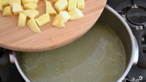 зеленый борщ с курицей