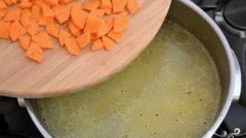 зеленый борщ с курицей