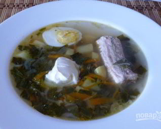 Зеленый борщ с яйцом и щавелем
