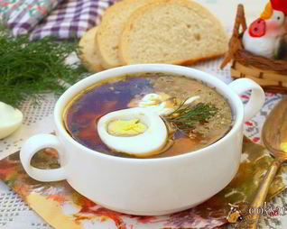 Зеленый борщ со свеклой и зеленым горошком