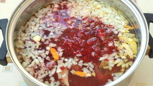 зеленый борщ со свеклой и зеленым горошком