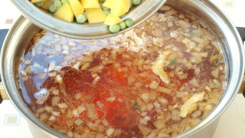 зеленый борщ со свеклой и зеленым горошком