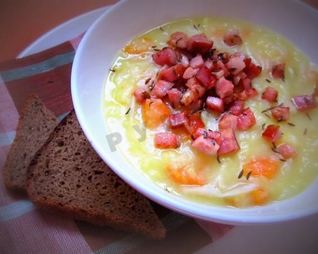 Густой картофельный суп с квашеной капустой и беконом