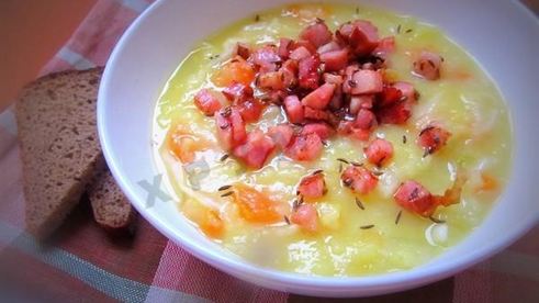 густой картофельный суп с квашеной капустой и беконом