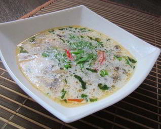 Кокосовый суп с лососем и грибами