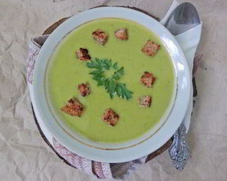 Крем-суп с зеленым горошком и сухариками