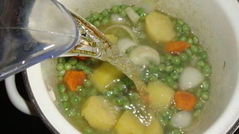 крем-суп с зеленым горошком и сухариками