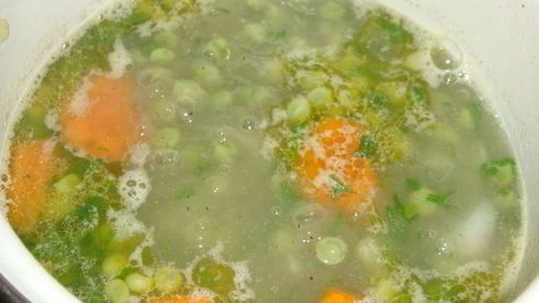 крем-суп с зеленым горошком и сухариками