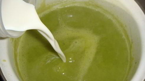 крем-суп с зеленым горошком и сухариками