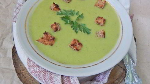 крем-суп с зеленым горошком и сухариками