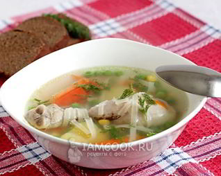 Куриный суп с лапшой и зеленым горошком