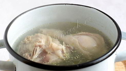 куриный суп с лапшой и зеленым горошком