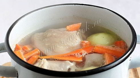 куриный суп с лапшой и зеленым горошком