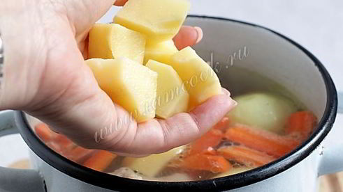 куриный суп с лапшой и зеленым горошком