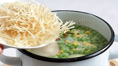 куриный суп с лапшой и зеленым горошком