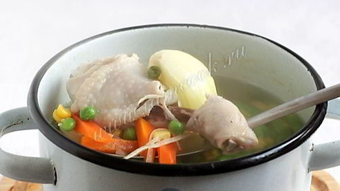 куриный суп с лапшой и зеленым горошком