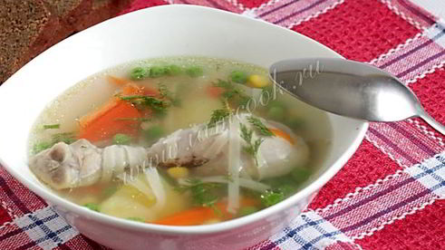 куриный суп с лапшой и зеленым горошком