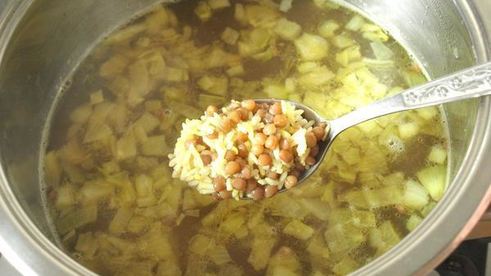 рисовый суп с чечевицей и томатами