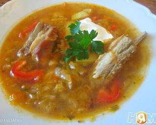 Щи со свиными ребрами и яблоком