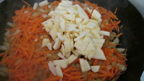 щи со свиными ребрами и яблоком